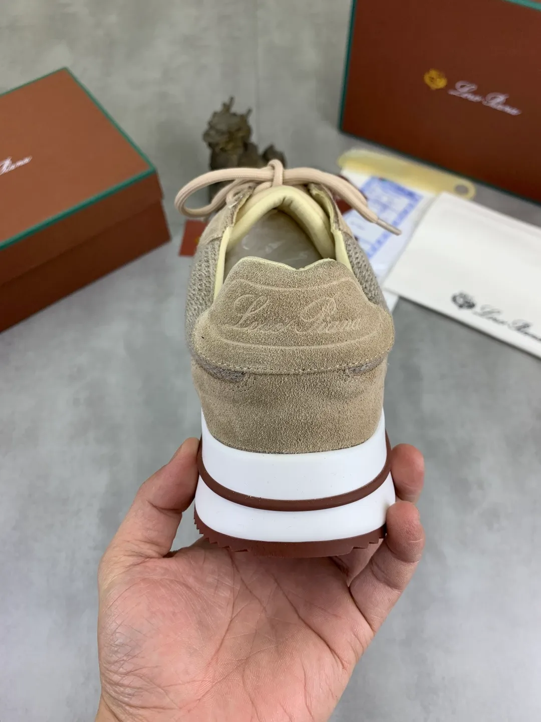 Men's men's shoes 💰P440 New model 💰 The latest casual shoes Loro Piana 💯 Top grade 💯 Buy the original copy 💯 Founded the existing Loro Piana company on April 24, 1924. It is now the sixth generation of family business, providing top quality products to customers who are discerning about taste and quality. Imported original fly woven fabric with cowhide fabric, plain calfskin lining. Hand-sewn thread with cowhide feet. Original packaging. High-end outsole. Size: 38-44 (customized for 45 and 46). 5️⃣ colors available.